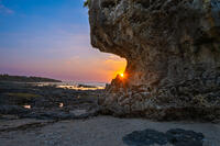 ぐしちゃん浜の岩と朝日　サンゴ礁に囲まれた浅瀬 [XLN110000027]