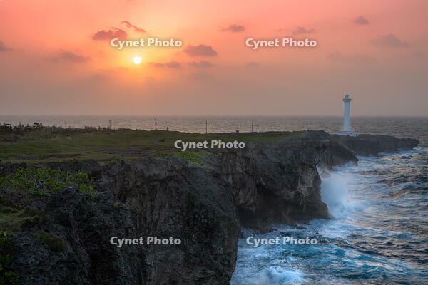 夕景の残波岬と灯台 [XLN110000022]