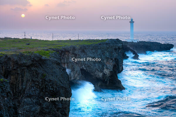 夕景の残波岬と灯台 [XLN110000023]