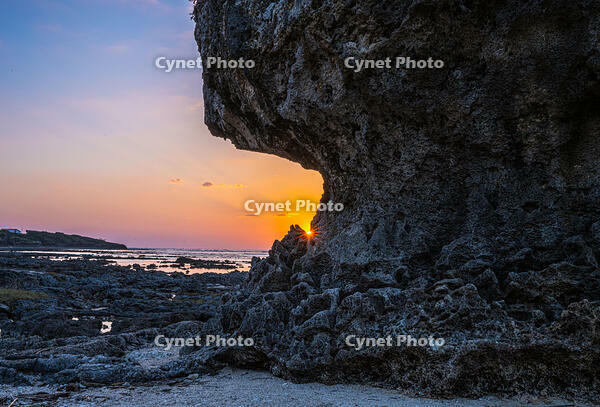 ぐしちゃん浜の岩と朝日　サンゴ礁に囲まれた浅瀬 [XLN110000026]