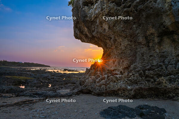 ぐしちゃん浜の岩と朝日　サンゴ礁に囲まれた浅瀬 [XLN110000027]