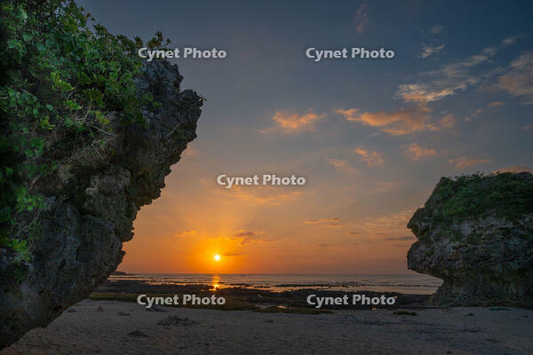 ぐしちゃん浜の岩と朝日　サンゴ礁に囲まれた浅瀬 [XLN110000028]